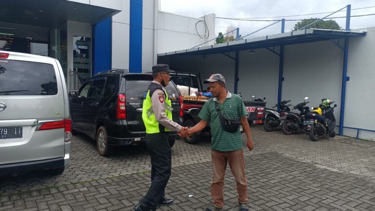 Patroli Dialogis Siang Hari dengan Juru Parkir di kantor/ATM Bank BCA Lawang Kec. Lawang