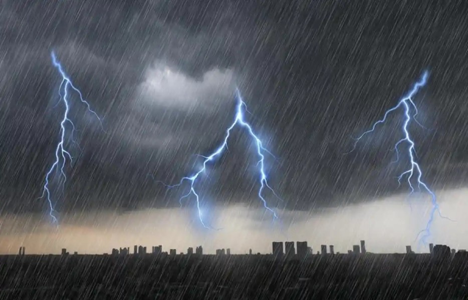 Prakiraan Cuaca BMKG: Jakarta Berpotensi Hujan Petir Senin Malam