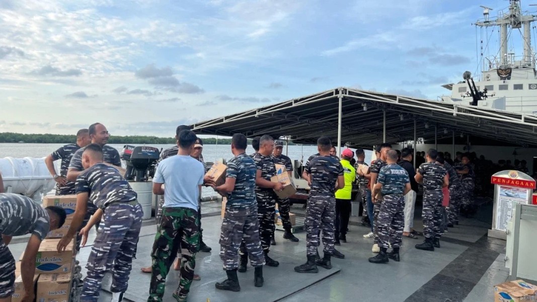 TNI AL Pastikan Penyaluran Logistik dan Layanan Kesehatan ke Aceh Berjalan Lancar