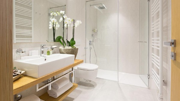 Perbedaan Kamar Mandi Kering dan Kamar Mandi Basah: Memahami Fungsi, Kelebihan, dan Kekurangannya untuk Rumah Anda