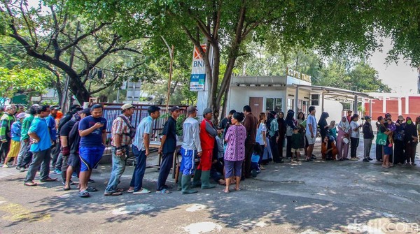 Mahasiswa UNTAG Jakarta Gelar Aksi Sosial Tebus Murah 500 Paket Sembako untuk Warga dan Ojol