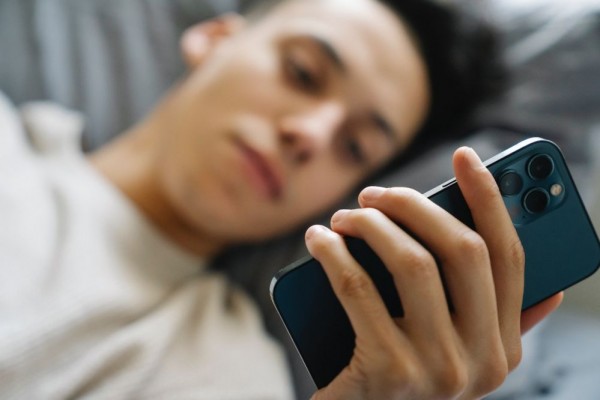 Bahaya Kecanduan Ponsel bagi Kesehatan