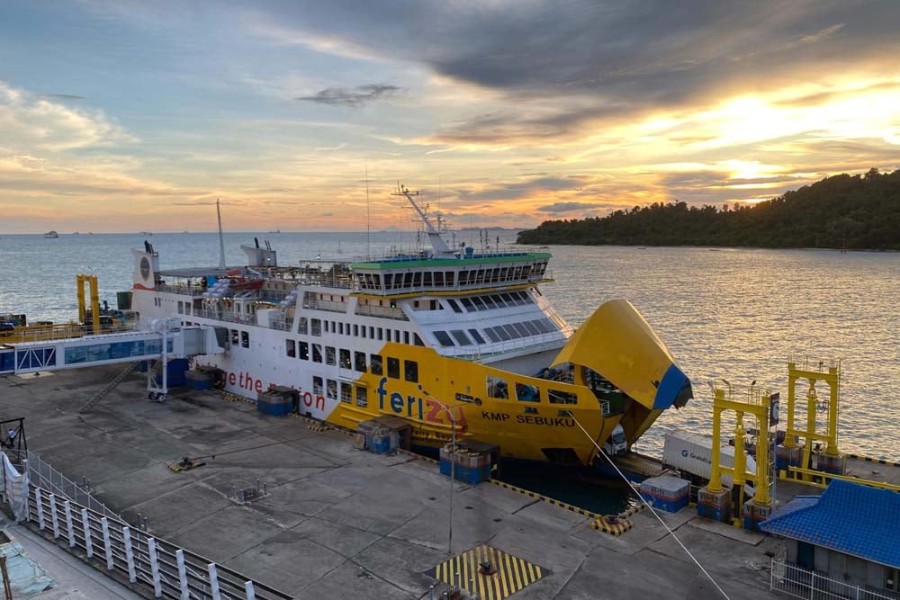 Penyeberangan Ramai Kapal Ferry Legendaris