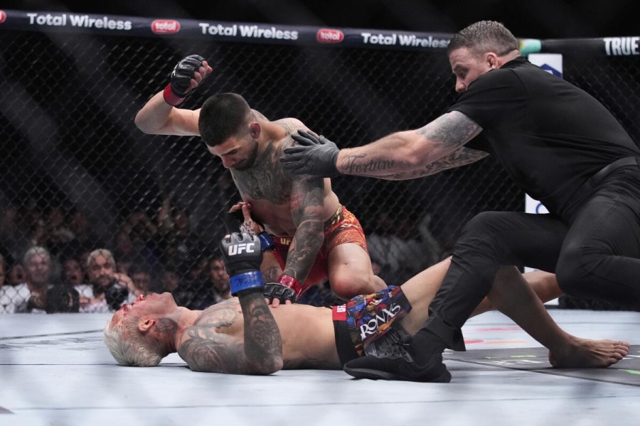 Ilia Topuria Buktikan Diri Titisan Conor McGregor Lewat KO Spektakuler UFC 317