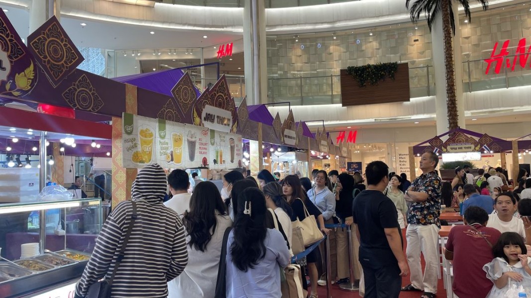 Antusias Masyarakat Menikmati Kuliner Khas Thailand di Festival UMKM