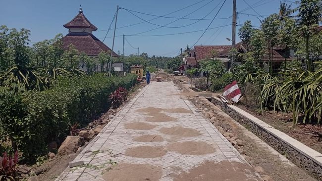 Warga Dusun Ringinagung Gelar Syukuran atas Pavingisasi Jalan 56 Banyuwangi, PT BSI Dukung Melalui Program CSR