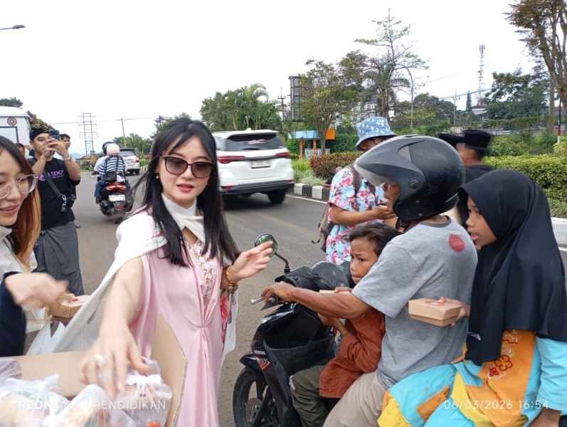 Carol De Keliling Kota Batu Berbagi Takjil Ramadan Bersama Warga