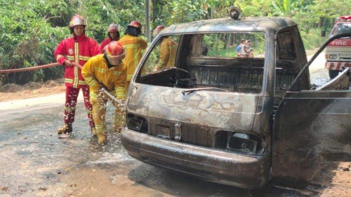 Minyak Panas Tumpah Mobil Pikap Penjual Tahu Bulat Terbakar di Majenang Cilacap, Sopir Selamat