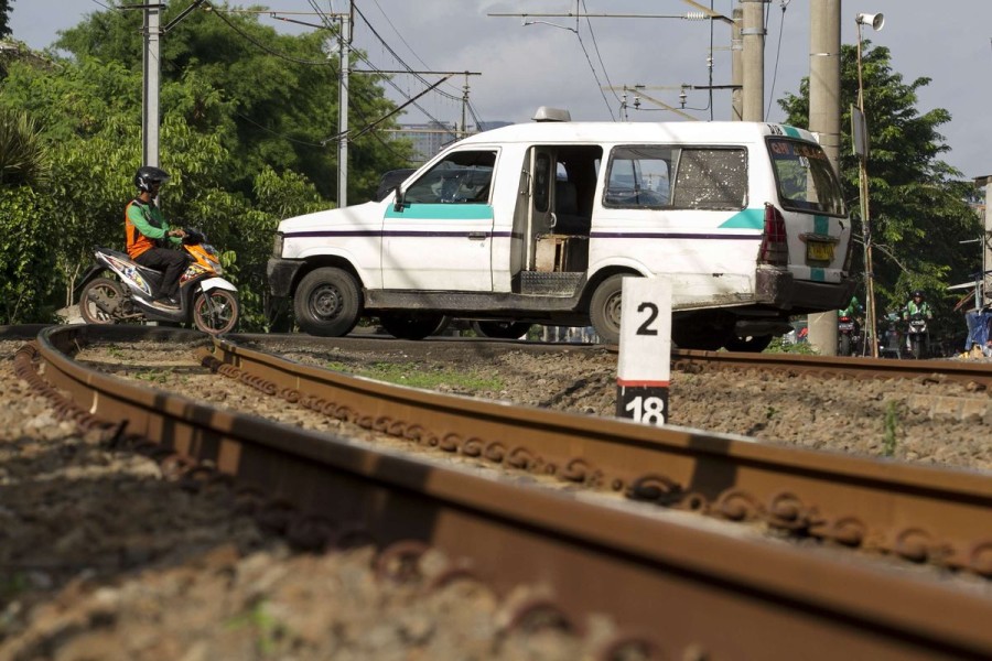 Mogok di Perlintasan, Mobil Sedan Tertabrak Kereta Api Minangkabau Ekspres di Kota Padang