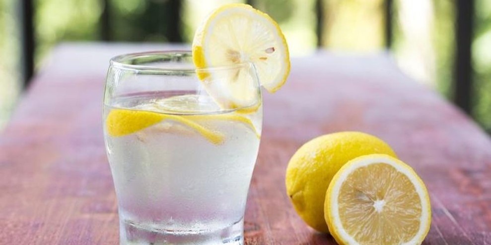 Manfaat Air Lemon Hangat Setiap Pagi untuk Kesehatan Tubuh Optimal