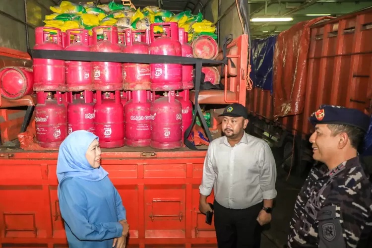Khofifah Pastikan Bantuan Logistik Bawean Lancar
