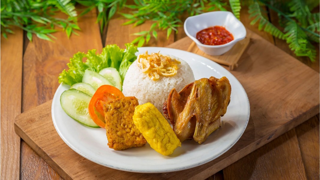 Pilihan 5 Nasi Uduk Legendaris Jakarta dengan Ayam Goreng Paling Favorit
