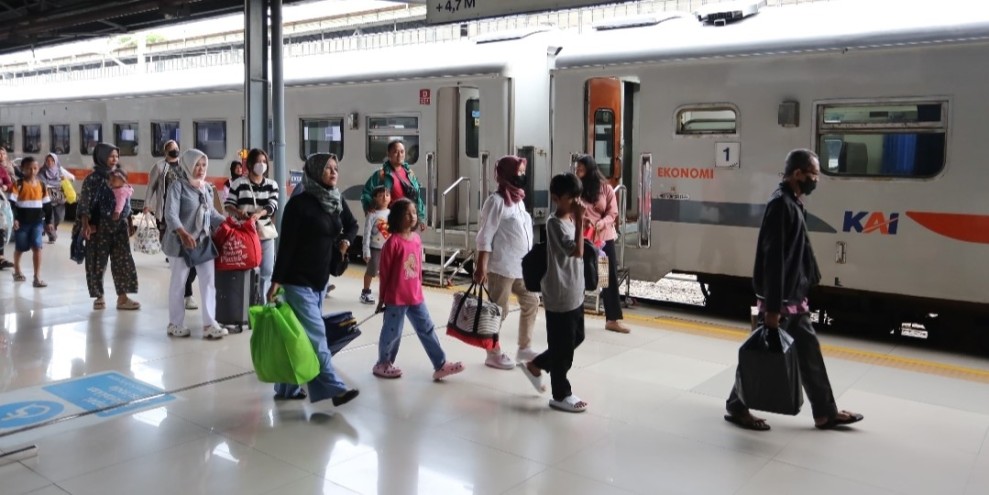 KAI Catat Lonjakan Penumpang Kereta Api Saat Libur Panjang Nasional
