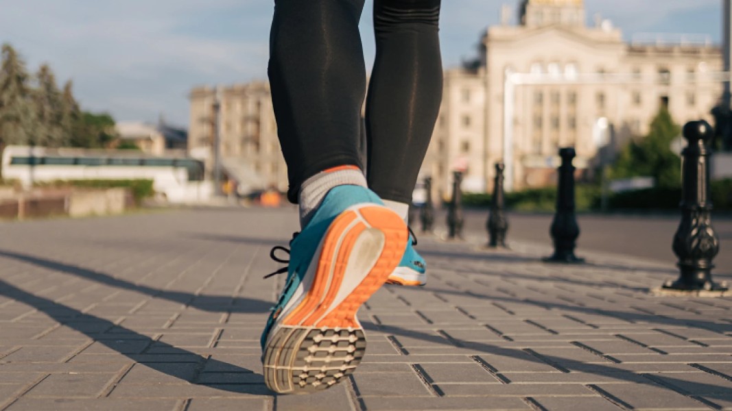 5 Keuntungan Jalan Kaki Dibandingkan Lari, Cocok untuk Semua Orang