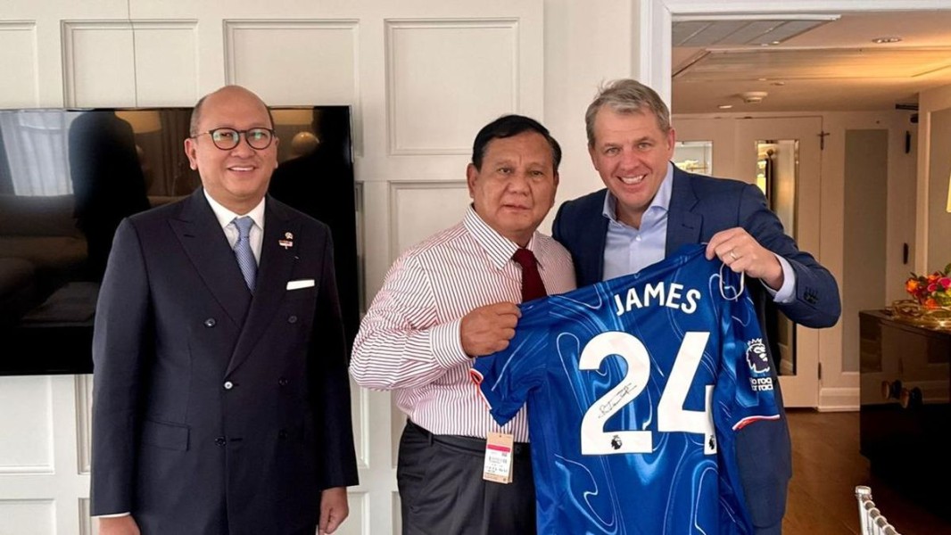 Prabowo Terima Jersey Reece James Saat Bertemu Pemilik Chelsea AS