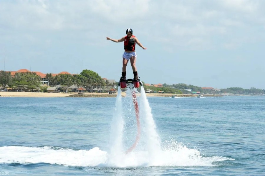 Flyboard: Rasakan Sensasi Terbang di Atas Air
