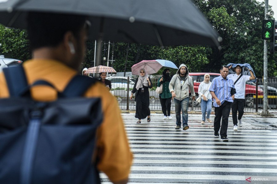 Jakarta Siang Ini Hujan Ringan, Warga Diminta Waspada