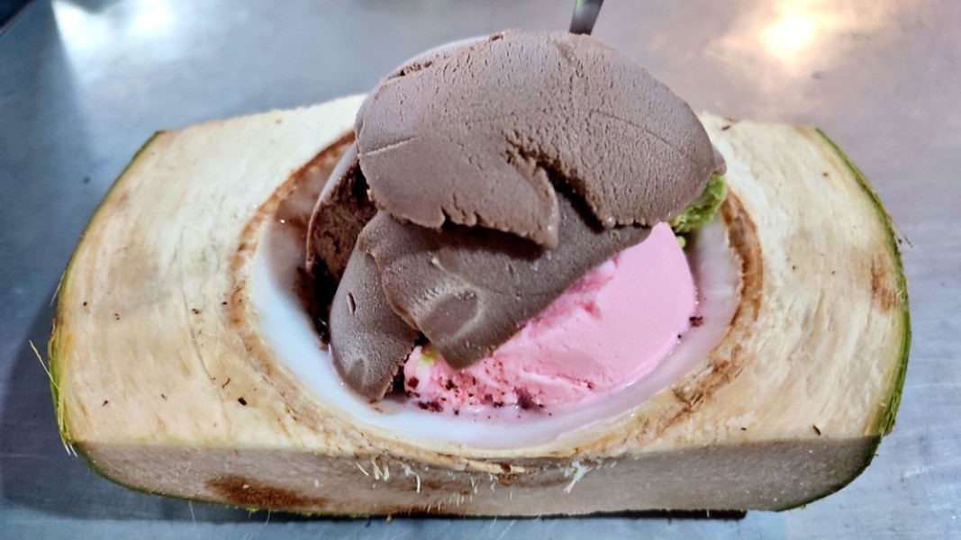 Rekomendasi Tempat Es Krim Angi Pontianak Unik Disajikan Batok Kelapa