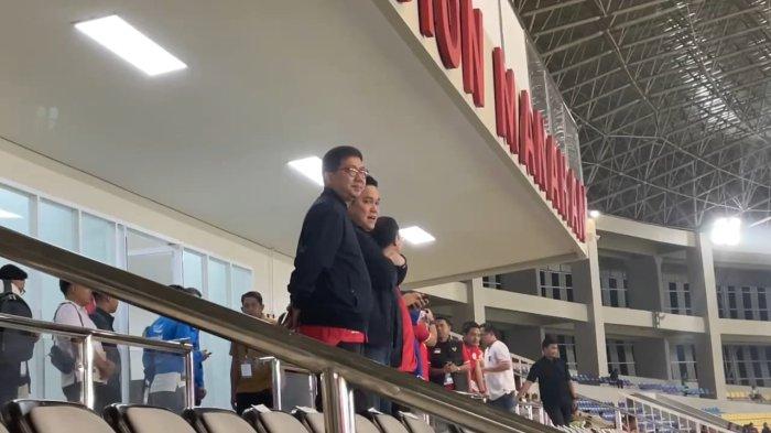 Bung Towel Bertemu Erick Thohir di Stadion Manahan: Momen Tak Terduga di Piala AFF 2024