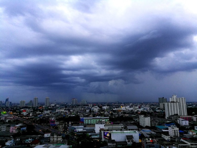 BMKG Keluarkan Peringatan Dini Hujan Lebat Jelang Pergantian Tahun