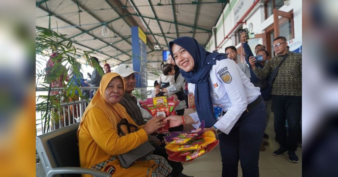 KAI Daop 9 Jember Meriahkan Hari Kartini dengan Sapa Pelanggan dan Kejutan Ulang Tahun