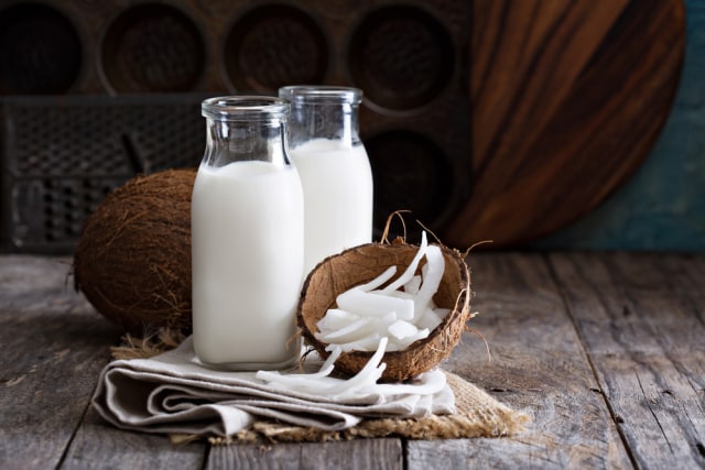 Manfaat Coconut Milk Untuk Kesehatan dan Tren Minuman Plant-Based di 2025