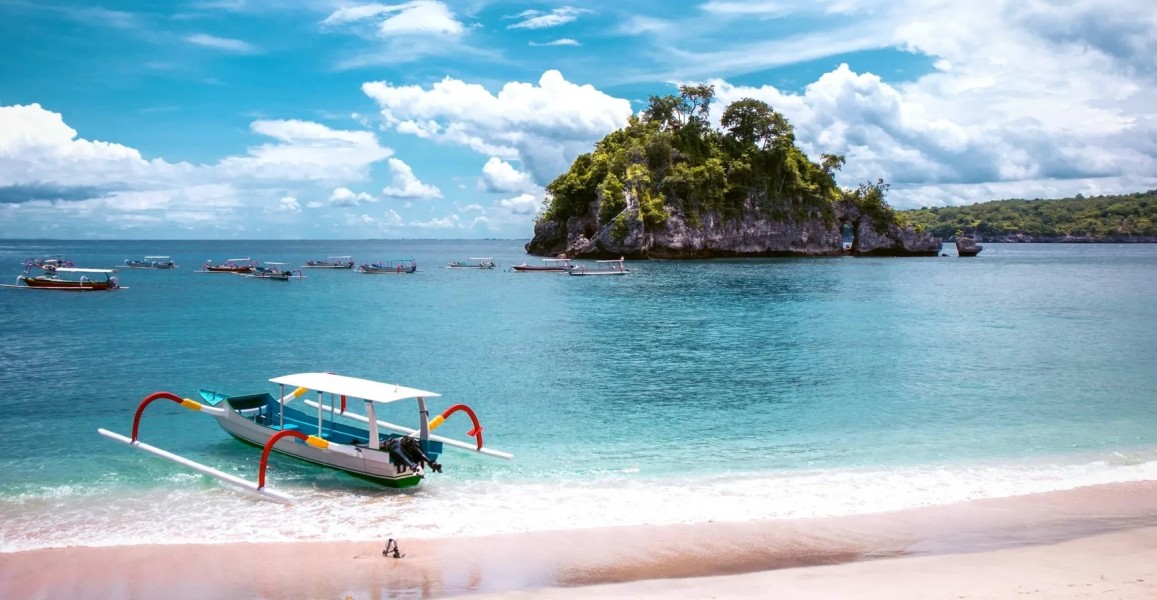 Nusa Penida Sajikan Pesona Alam dari Tebing hingga Laut