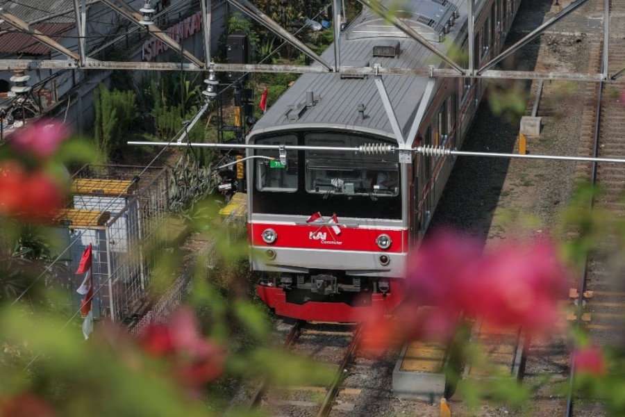 KAI Kembangkan Elektrifikasi Jalur Commuter Cikampek Jawa Timur