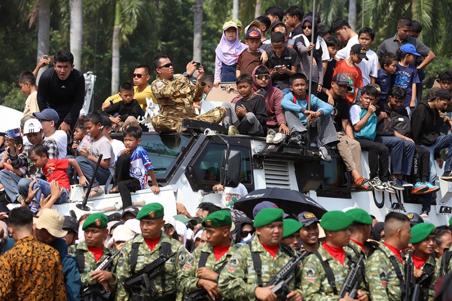Ribuan Warga Indonesia Padati Monas Saksikan Parade HUT ke-80 TNI