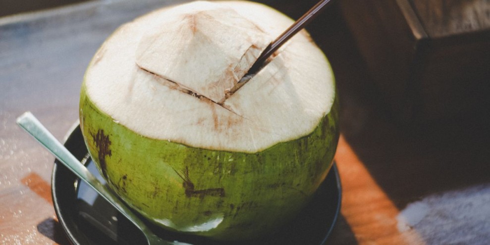 Adakah Efek Minum Air Kelapa saat Haid? Simak Penjelasan Berikut!