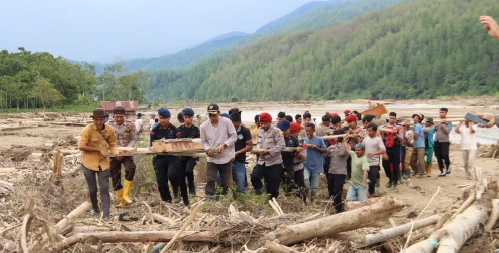 Polres Gayo Lues Bersama Warga Bangun Jembatan Darurat
