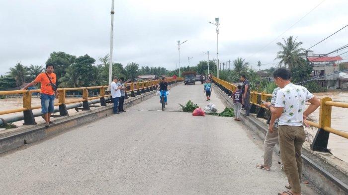 Perbaikan Jembatan Ujung Batu Dimulai, Rakit Penyeberangan Disiapkan untuk Pengendara Motor