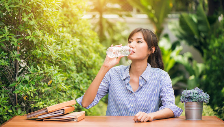 Minum Air Putih Cukup Setiap Hari Bisa Tingkatkan Energi dan Kesehatan