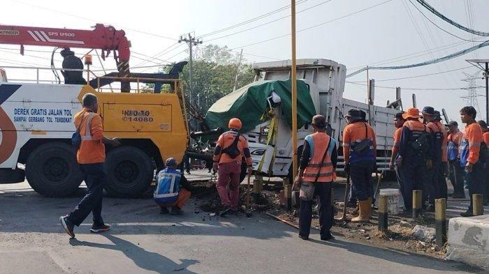 Kecelakaan Truk Menerobos Palang Pintu Kereta Api di Semarang, Satu Orang Tewas