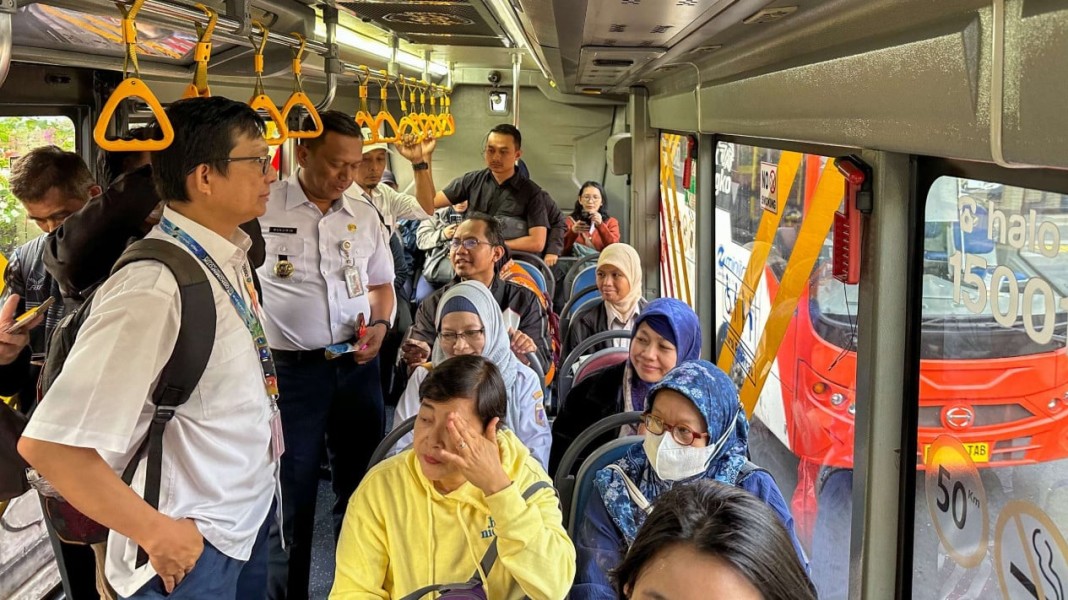 DKI Jakarta Wajibkan Pegawai Gunakan Transportasi Umum Tiap Rabu: Inovasi Cerdas untuk Atasi Polusi dan Kemacetan