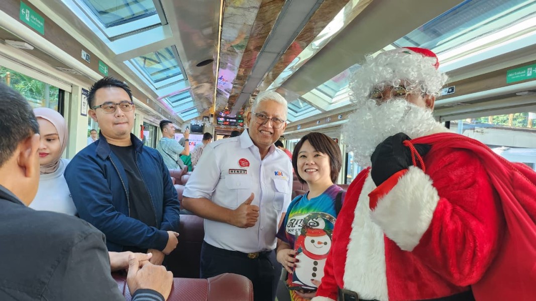 KAI Wisata Berbagi Kebahagiaan Natal di Stasiun Surabaya Gubeng & Yogyakarta