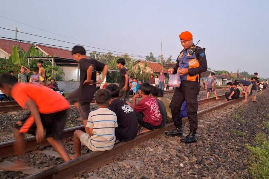 Warga Dilarang Ngabuburit di Jalur Kereta Api Selama Ramadan, PT KAI Siapkan Sanksi Tegas