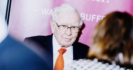 Warren Buffett Jelaskan Mengapa Ia Lebih Memilih Berinvestasi di Saham daripada Properti Real Estat