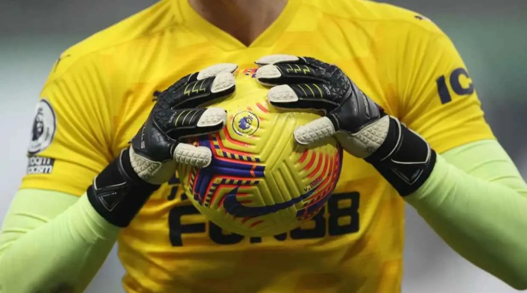 Era Baru Sepak Bola: Kiper Dibatasi Pegang Bola Maksimal 8 Detik