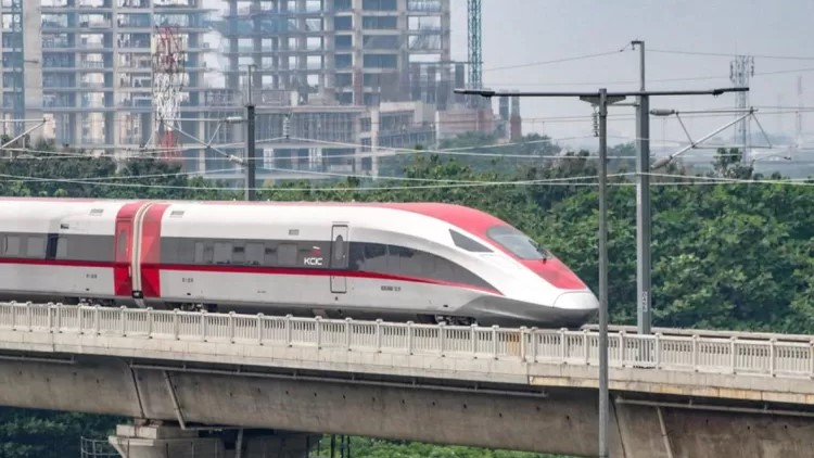 Kereta Api Cepat Whoosh Catat Lonjakan Penumpang Empat Kali Lipat di 2025