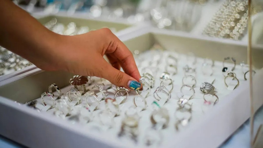 Harga Emas Perhiasan Hari Ini Turun Tajam Jumat 6 Februari 2026 Nasional