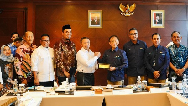 Gubernur Riau Temui Direksi PLN di Jakarta, Targetkan Seluruh Dusun Terpencil Teraliri Listrik Secara Merata pada Tahun 2026