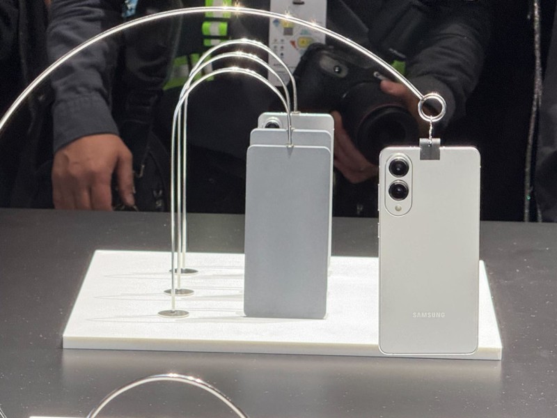 Samsung Galaxy S25 Edge Tetap Pakai Kamera Selfie Lama, Ini Alasannya