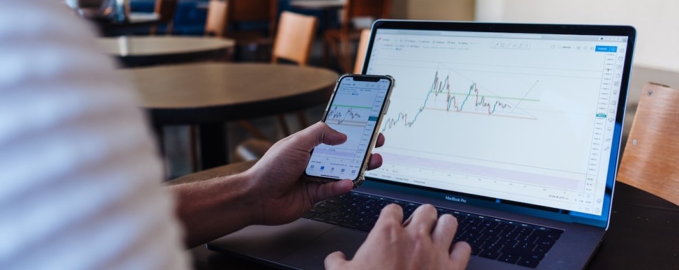 Investasi Saham Kini Semudah di Genggaman