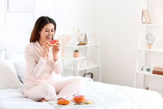 Apakah Makan Malam Hanya Dengan Buah Itu Aman?