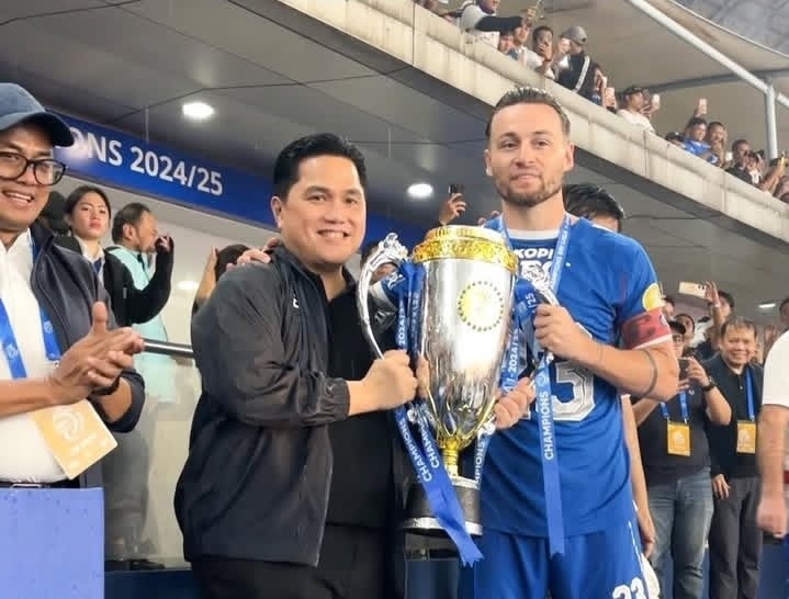 Persib Bandung Juara Liga Satu 2024 2025 Erick Thohir Langsung Serahkan Trofi