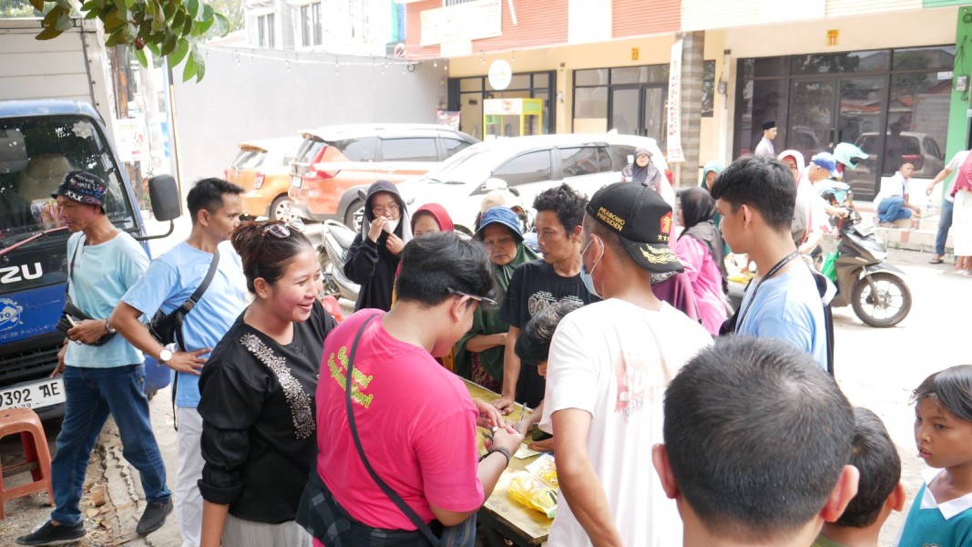 Relawan Supian-Chandra Gelar Pasar Murah di Sukmajaya, Sediakan Puluhan Ribu Kemasan Minyak Goreng untuk Warga