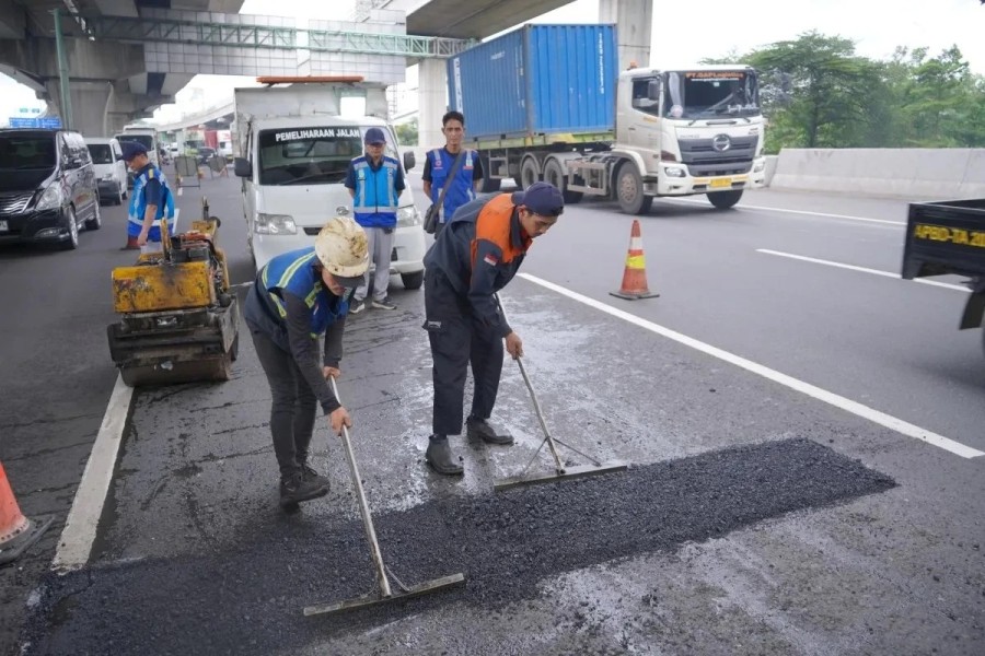 Komitmen Jasa Marga Pastikan Keamanan Berkendara Melalui Perbaikan Jalan Tol Japek