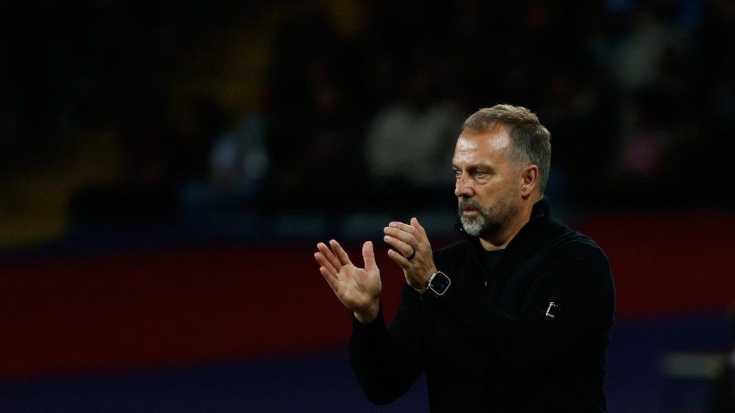 Hansi Flick Teguh Filosofi Meski Barcelona Pertahanan Rapuh