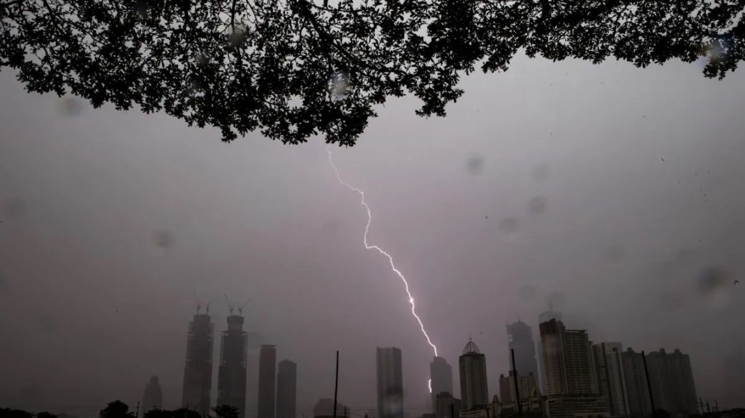 BMKG Waspadai Hujan Disertai Petir dan Suhu Panas di Sejumlah Kota
